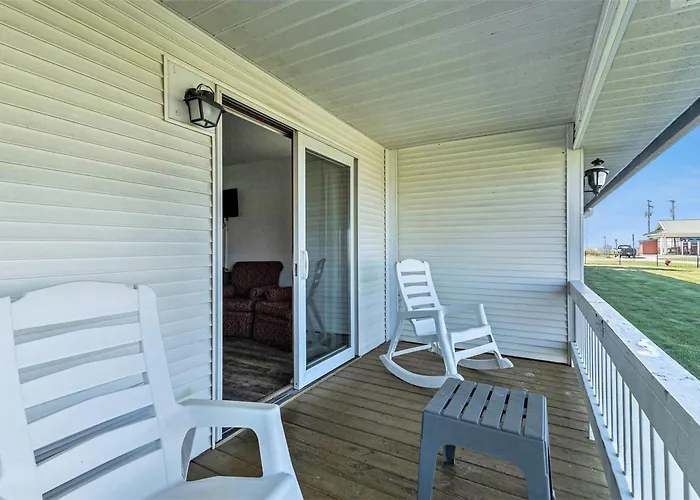 Snyders Shoreline Inn